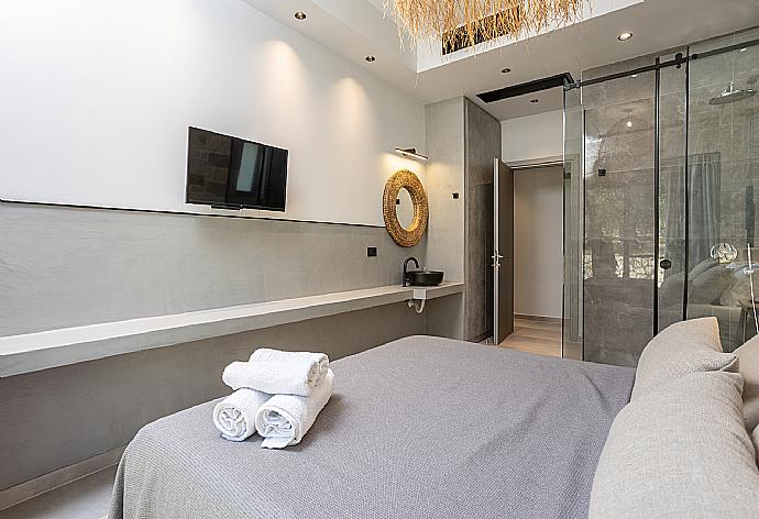 Double bedroom with en suite bathroom, A/C, and TV . - Villa Ersi . (Galleria fotografica) }}