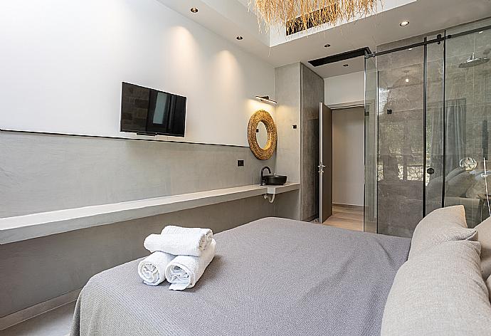 Double bedroom with en suite bathroom, A/C, and TV . - Villa Ersi . (Galerie de photos) }}