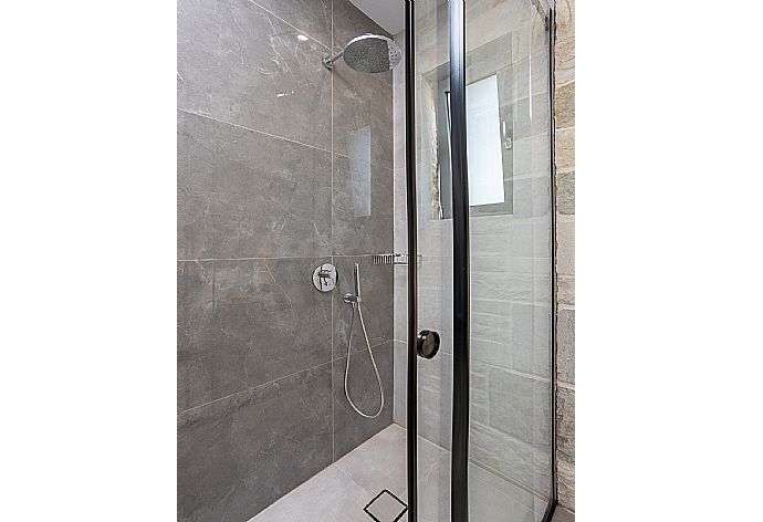 En suite bathroom with shower . - Villa Ersi . (Galerie de photos) }}