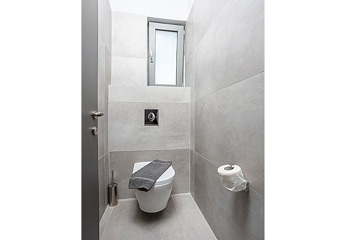 En suite W/C . - Villa Ersi . (Fotogalerie) }}