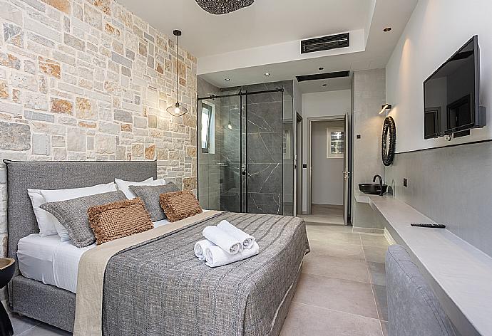 Double bedroom with en suite bathroom, A/C, and TV . - Villa Ersi . (Photo Gallery) }}