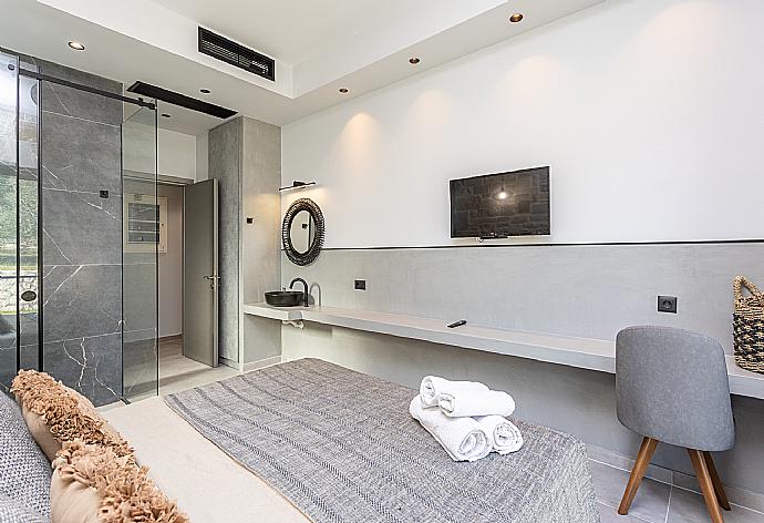 Double bedroom with en suite bathroom, A/C, and TV . - Villa Ersi . (Galleria fotografica) }}