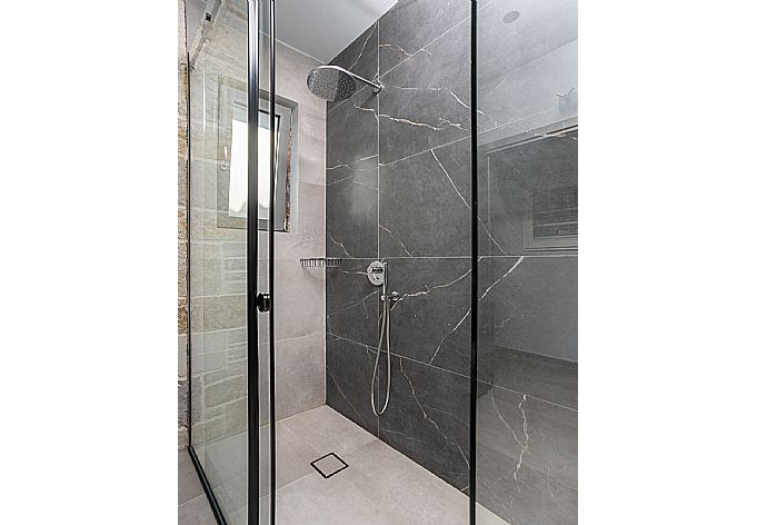 En suite bathroom with shower . - Villa Ersi . (Fotogalerie) }}