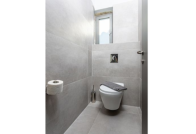 En suite W/C . - Villa Ersi . (Photo Gallery) }}