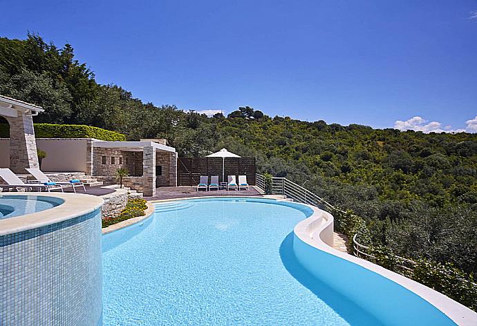 Private pool and jacuzzi . - Villa Tatiana . (Fotogalerie) }}