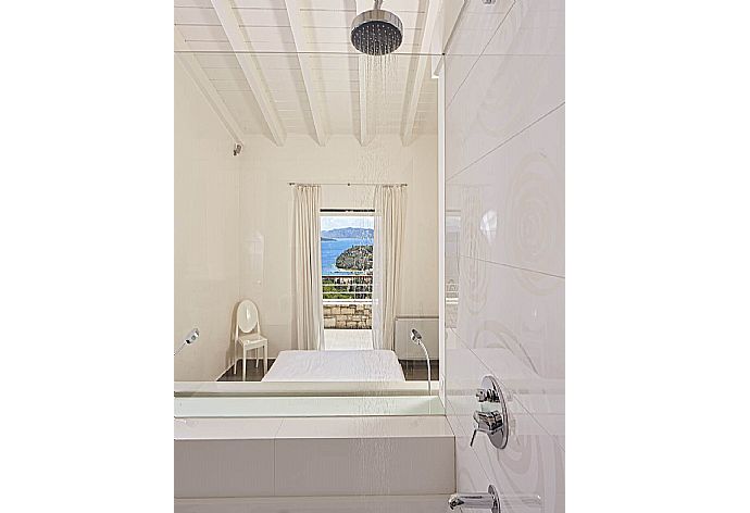 Double en suite bedroom with seaview . - Villa Tatiana . (Galerie de photos) }}