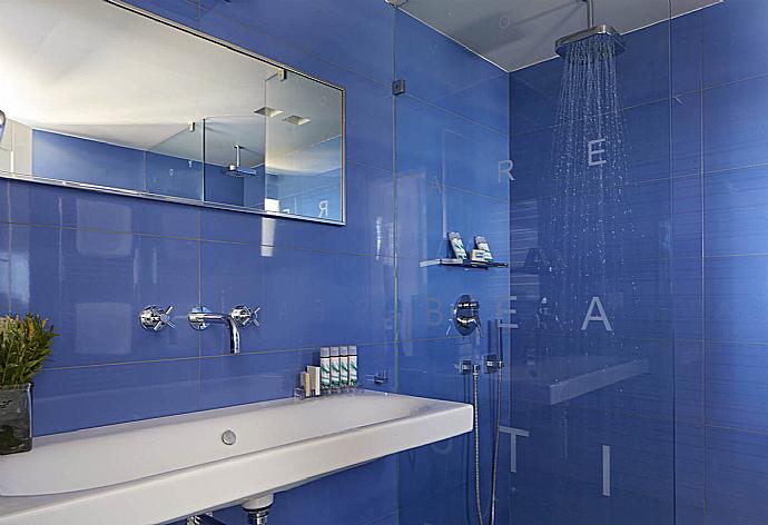 Bathroom with shower . - Villa Tatiana . (Galleria fotografica) }}