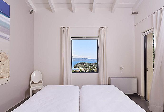 Twin bedroom with seaview . - Villa Tatiana . (Fotogalerie) }}