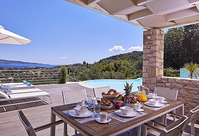 Poolside dining area . - Villa Tatiana . (Galerie de photos) }}