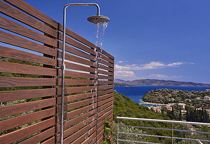 Poolside shower  . - Villa Tatiana . (Fotogalerie) }}