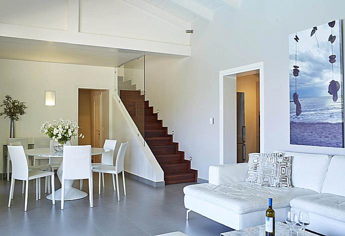 Open plan living room and dining area . - Villa Tatiana . (Galleria fotografica) }}