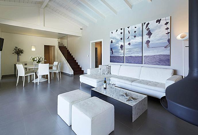 Living room and dining area . - Villa Tatiana . (Galerie de photos) }}