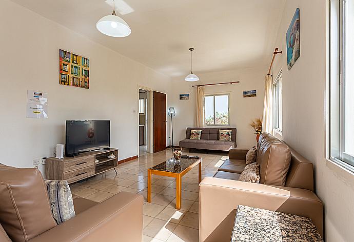 Living room with sofas, WiFi internet, and satellite TV . - Yiangos House . (Galleria fotografica) }}