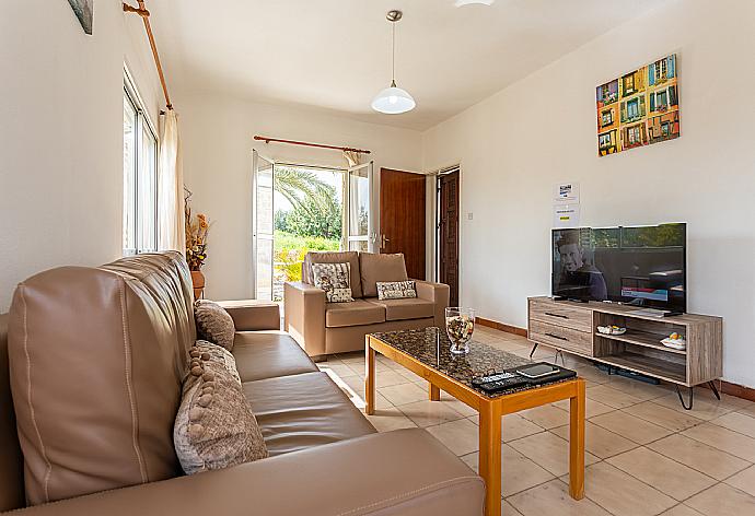 Living room with sofas, WiFi internet, and satellite TV . - Yiangos House . (Galleria fotografica) }}