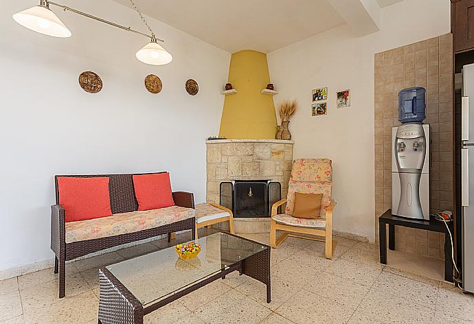 Living area with seating, dining area, kitchen, ornamental fireplace, and WiFi internet . - Yiangos House . (Galerie de photos) }}