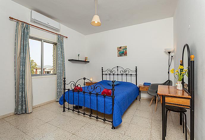 Double bedroom with A/C . - Yiangos House . (Galleria fotografica) }}