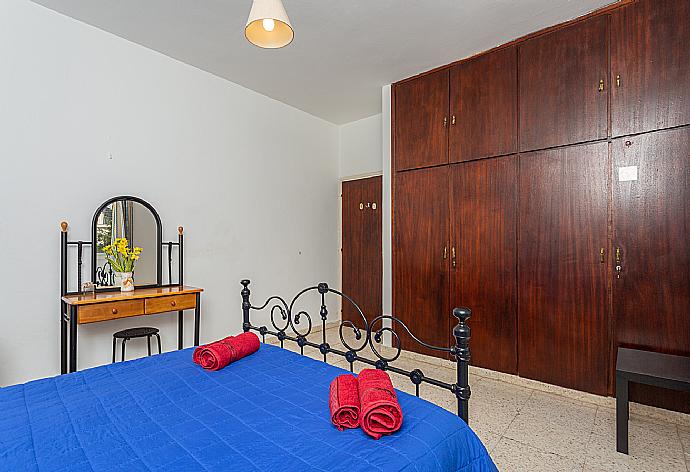 Double bedroom with A/C . - Yiangos House . (Galleria fotografica) }}