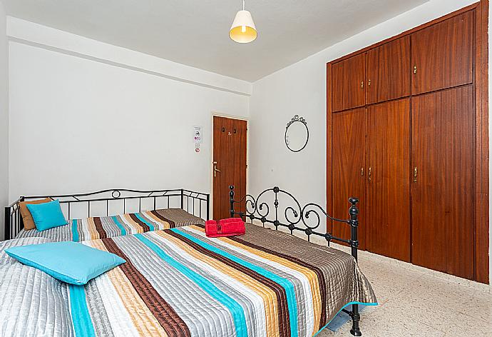 Double bedroom with A/C . - Yiangos House . (Galería de imágenes) }}