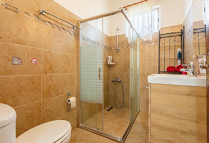 Family bathroom with shower . - Yiangos House . (Galerie de photos) }}