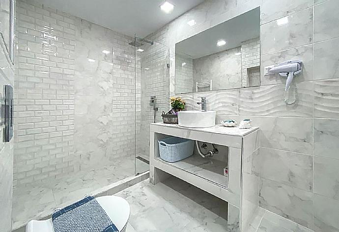 Bathroom with shower . - Villa Diamonds . (Photo Gallery) }}