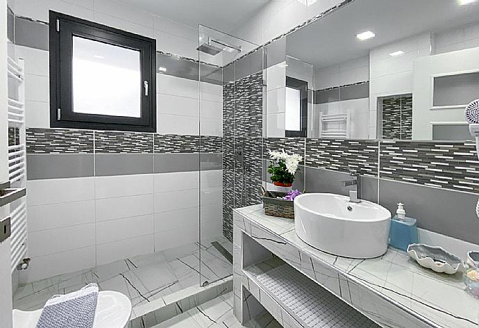 Bathroom with shower . - Villa Diamonds . (Photo Gallery) }}