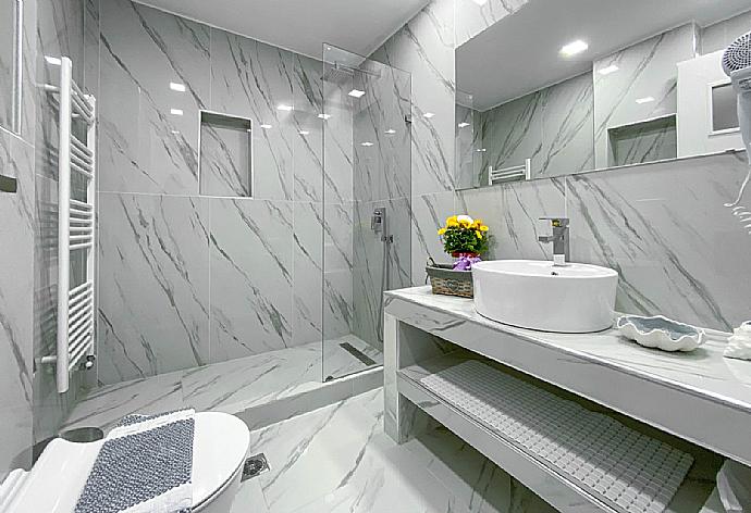 Bathroom with shower . - Villa Diamonds . (Photo Gallery) }}