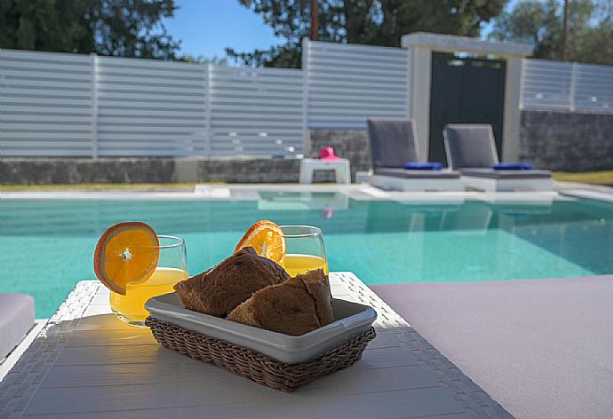 Private pool and terrace . - Villa Diamonds . (Galería de imágenes) }}