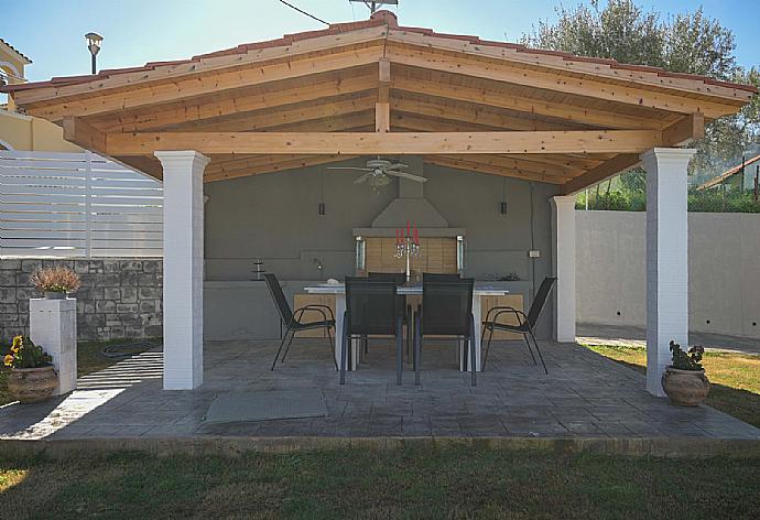 Outdoor kitchen, BBQ and dining table . - Villa Diamonds . (Photo Gallery) }}