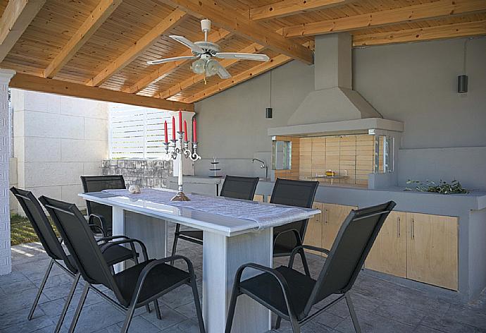 Outdoor kitchen, BBQ and dining table . - Villa Diamonds . (Fotogalerie) }}