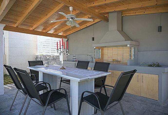 Outdoor kitchen, BBQ and dining table . - Villa Diamonds . (Galería de imágenes) }}