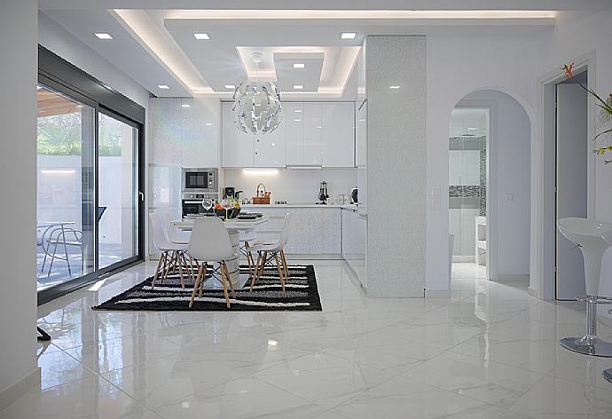 Equipped kitchen with dining table . - Villa Diamonds . (Fotogalerie) }}