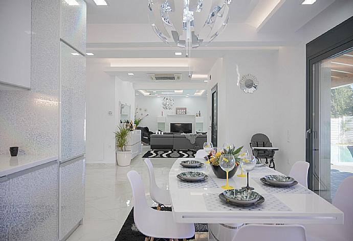 Open plan equipped kitchen and dining table . - Villa Diamonds . (Galerie de photos) }}