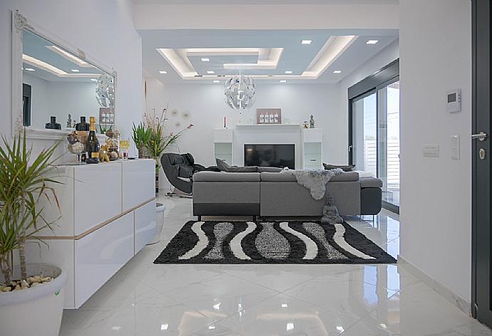 Open plan living room with pool terrace access . - Villa Diamonds . (Fotogalerie) }}