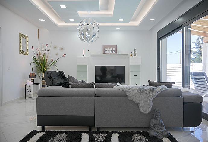 Open plan living room with sofa and terrace access . - Villa Diamonds . (Fotogalerie) }}