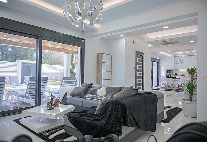 Living room with sofa, dining area, Wi-Fi, TV and pool terrace access . - Villa Diamonds . (Galerie de photos) }}