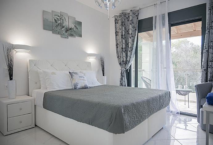 Double bed with A/C, TV and desk . - Villa Diamonds . (Photo Gallery) }}