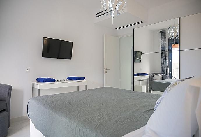 Double bed with A/C, TV and desk . - Villa Diamonds . (Photo Gallery) }}