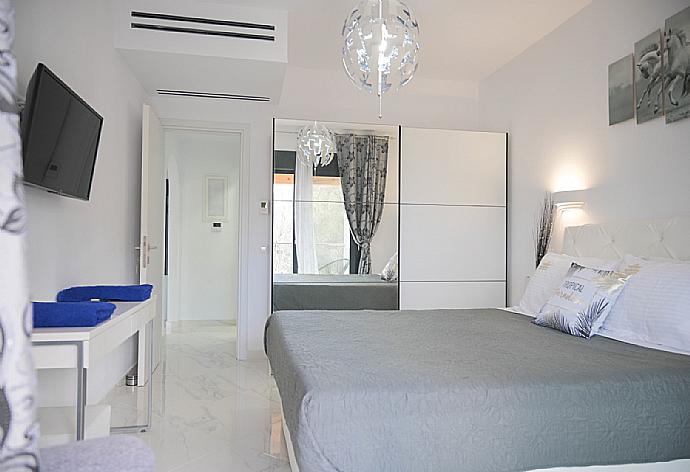 Double bed with A/C, TV and desk . - Villa Diamonds . (Photo Gallery) }}