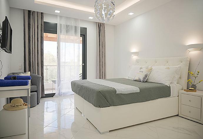 Double bed with A/C, TV and desk . - Villa Diamonds . (Photo Gallery) }}