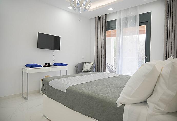 Double bed with A/C, TV and desk . - Villa Diamonds . (Photo Gallery) }}