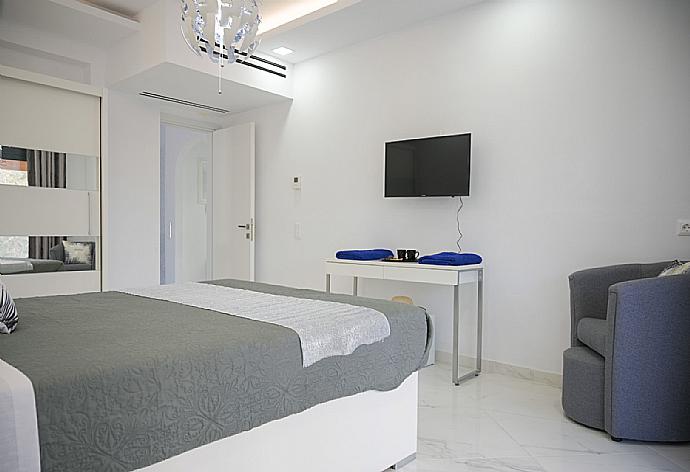 Double bed with A/C, TV and desk . - Villa Diamonds . (Galleria fotografica) }}