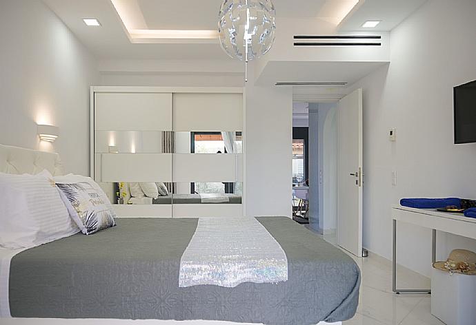Double bed with A/C, TV and desk . - Villa Diamonds . (Photo Gallery) }}