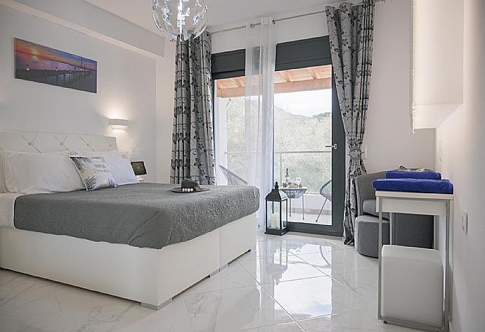 Double bed with A/C, TV and desk . - Villa Diamonds . (Photo Gallery) }}