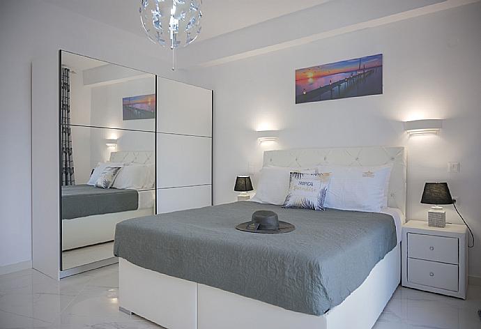 Double bed with A/C, TV and desk . - Villa Diamonds . (Photo Gallery) }}