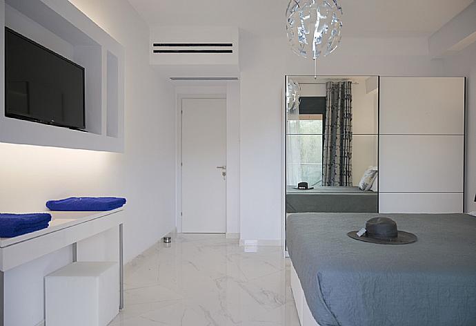 Double bed with A/C, TV and desk . - Villa Diamonds . (Galleria fotografica) }}