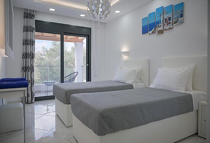 Twin bedroom  with A/C, TV and desk . - Villa Diamonds . (Photo Gallery) }}