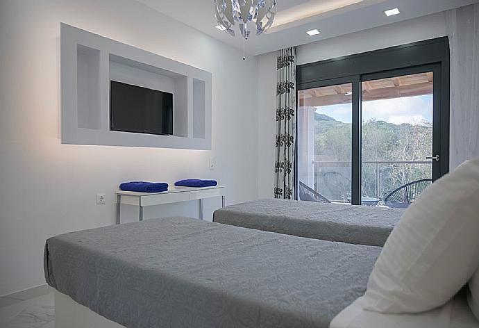 Twin bedroom  with A/C, TV and desk . - Villa Diamonds . (Photo Gallery) }}