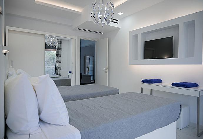 Twin bedroom  with A/C, TV and desk . - Villa Diamonds . (Photo Gallery) }}