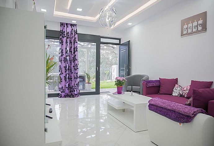 Living room with spa terrace access  . - Villa Diamonds . (Photo Gallery) }}