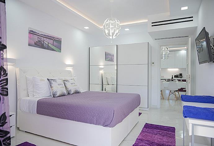 Double bed with A/C, TV and desk . - Villa Diamonds . (Photo Gallery) }}